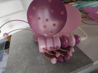 Lámpara infantil mariposa rosa en madera
