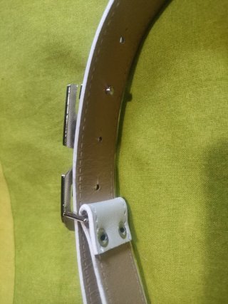 Cinturón blanco con hebilla DVD