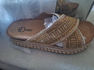 Sandalias AD SHOES Talla 38 con Piedras Doradas