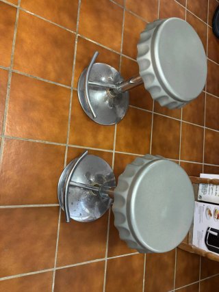 Taburetes divertidos diseño chapa botella.