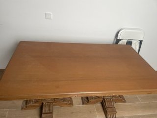 Mesa de madera con base tallada y