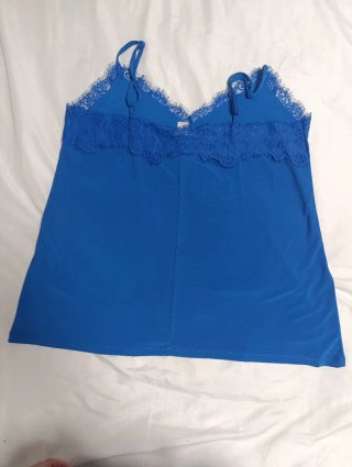 Camiseta tirantes azul con encaje