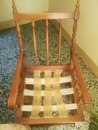 Silla balancín de madera y tela