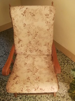 Silla balancín de madera y tela