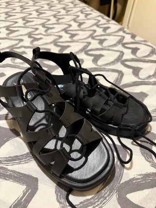 Sandalias negras con cordones