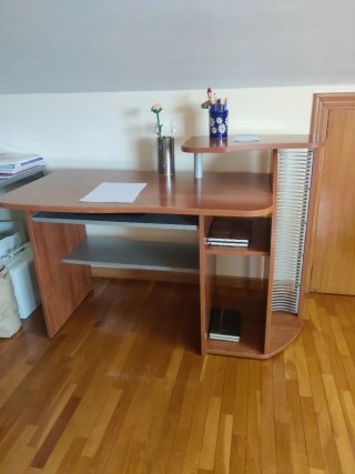 Escritorio de madera con estantes