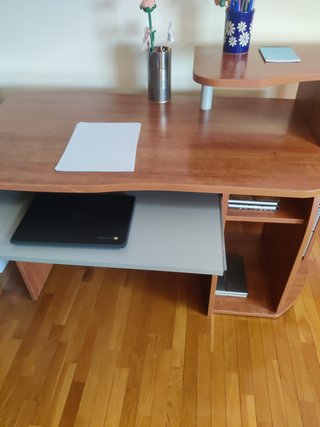 Escritorio de madera con estantes