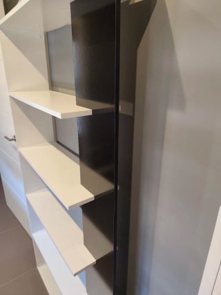 Estantería de oficina blanca y negra
