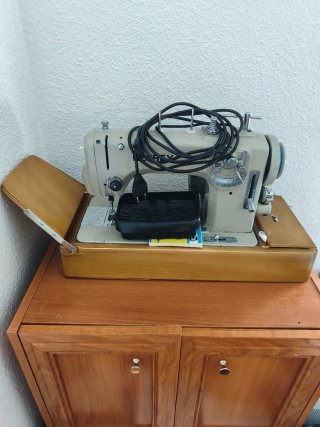 Máquina de coser Refrey Marrón