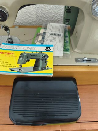 Máquina de coser Refrey Marrón
