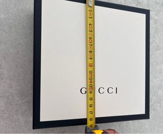 Caja de regalo Gucci con el papel de seda