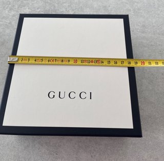Caja de regalo Gucci con el papel de seda