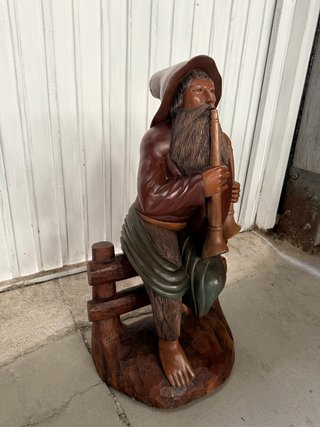 Figura de madera antigua músico
