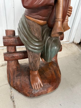 Figura de madera antigua músico