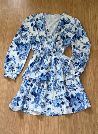 Vestido floral azul y blanco