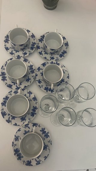 Conjunto de 6 tazas con platos + 5 copas de regalo