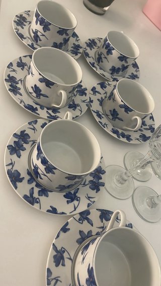 Conjunto de 6 tazas con platos + 5 copas de regalo