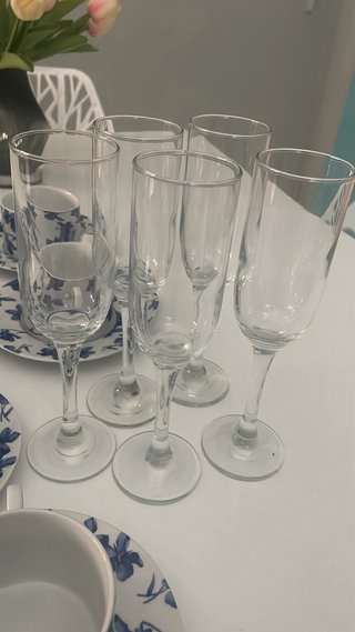 Conjunto de 6 tazas con platos + 5 copas de regalo