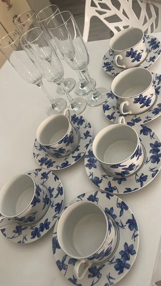 Conjunto de 6 tazas con platos + 5 copas de regalo