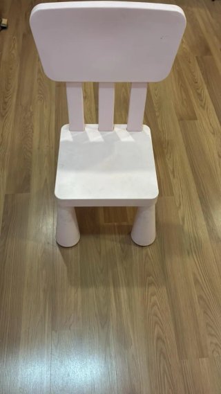 Silla infantil rosa de plástico