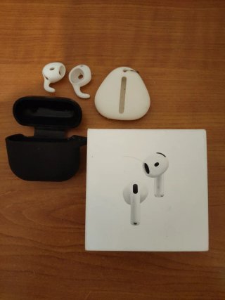 Airpods 4 generacion con cancelación de sonido.