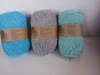 3 ovillos grandes de lino y algodón