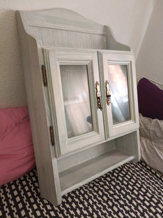 Mueble estantería madera y cristal. falta tirador.