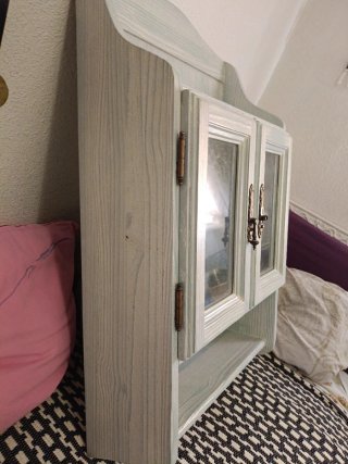 Mueble estantería madera y cristal. falta tirador.