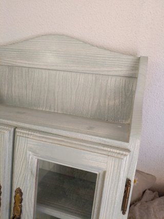 Mueble estantería madera y cristal. falta tirador.