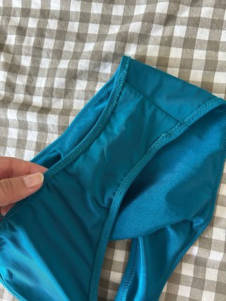 Parte de abajo bikini azul brillante