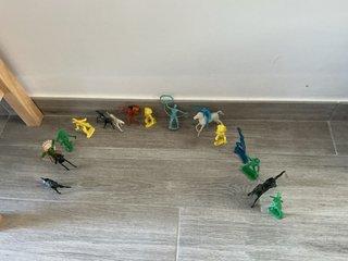 Lote figuras indios y vaqueros plástico