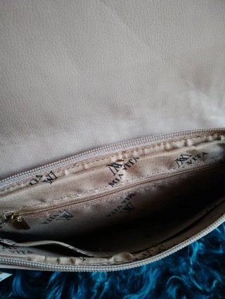 Bolso de mano beige con brillantes con dorado