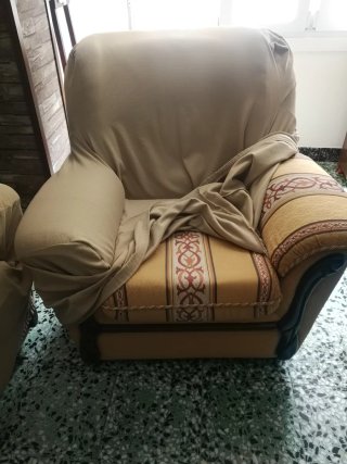 Sofá y 2 butacas tela y madera, con fundas