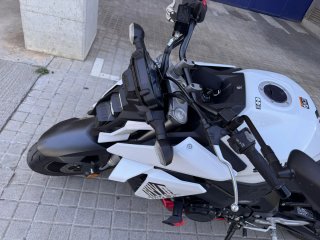Suzuki GSX-S950 Naked Blanca y Roja