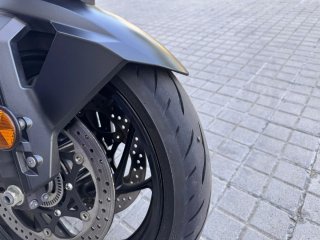 Suzuki GSX-S950 Naked Blanca y Roja