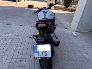 Suzuki GSX-S950 Naked Blanca y Roja