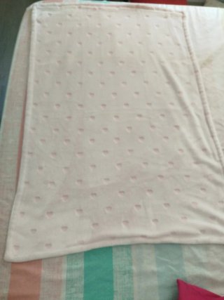 Manta bebé rosa con corazones