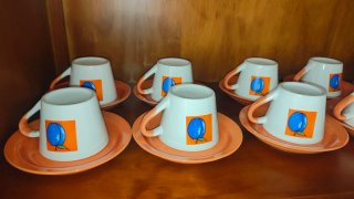 Taza de café con plato diseño frutal