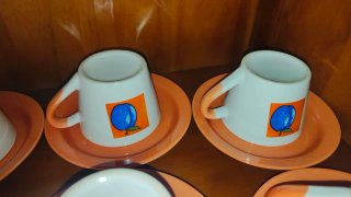 Taza de café con plato diseño frutal