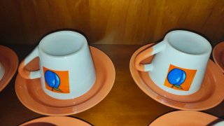 Taza de café con plato diseño frutal