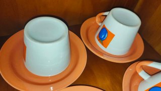 Taza de café con plato diseño frutal