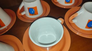Taza de café con plato diseño frutal
