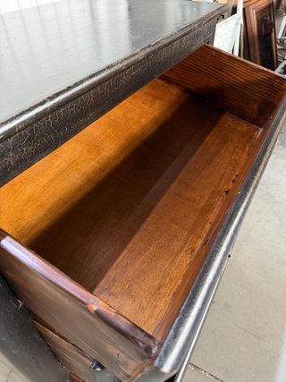Cómoda negra madera maciza craquelada