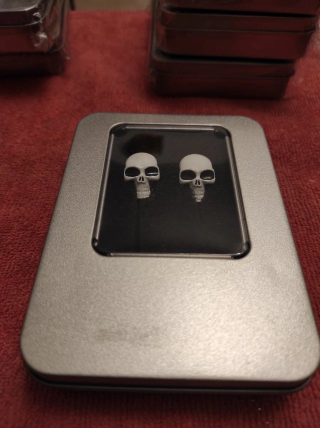 Auriculares calavera metálicos oferta 3x2
