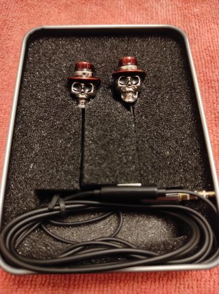 Auriculares calavera metálicos oferta 3x2