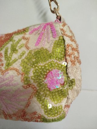 Bolso de lentejuelas floral con cadena dorada