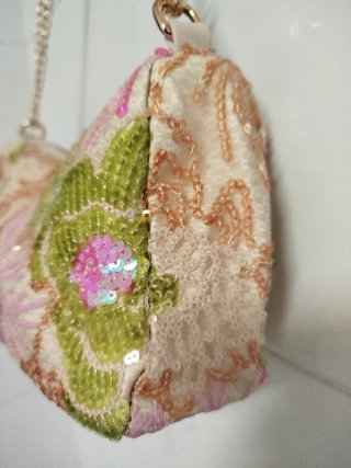 Bolso de lentejuelas floral con cadena dorada