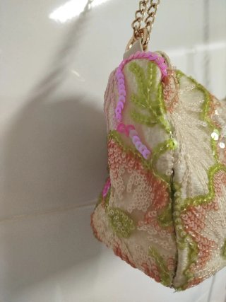 Bolso de lentejuelas floral con cadena dorada