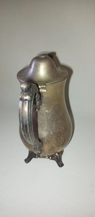 Tetera antigua con detalles en plata