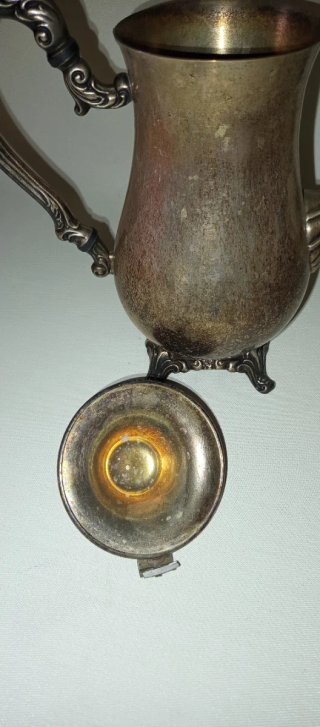Tetera antigua con detalles en plata
